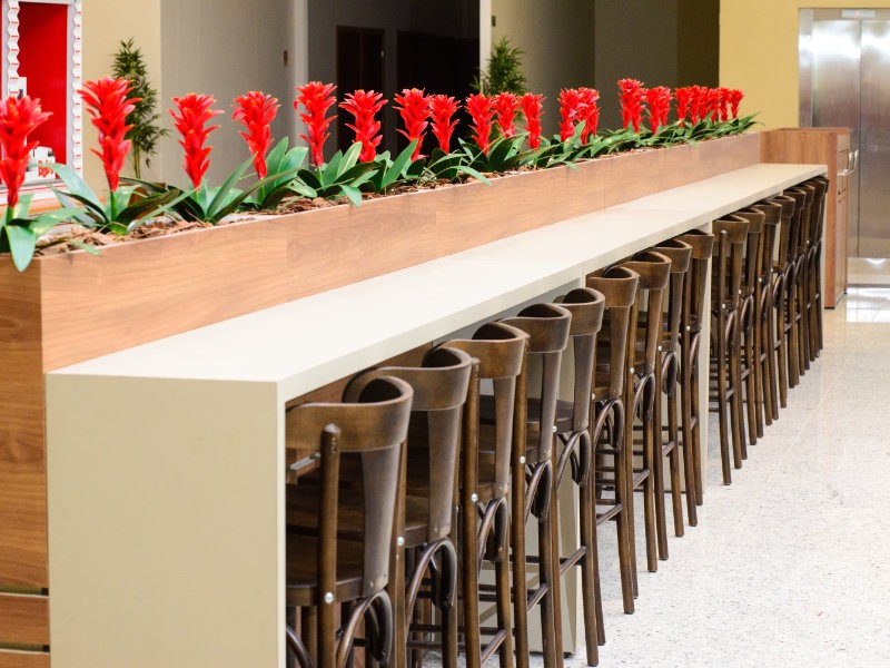 Ergonomia em ambientes de alto fluxo: quando o conforto sustenta a experiência
