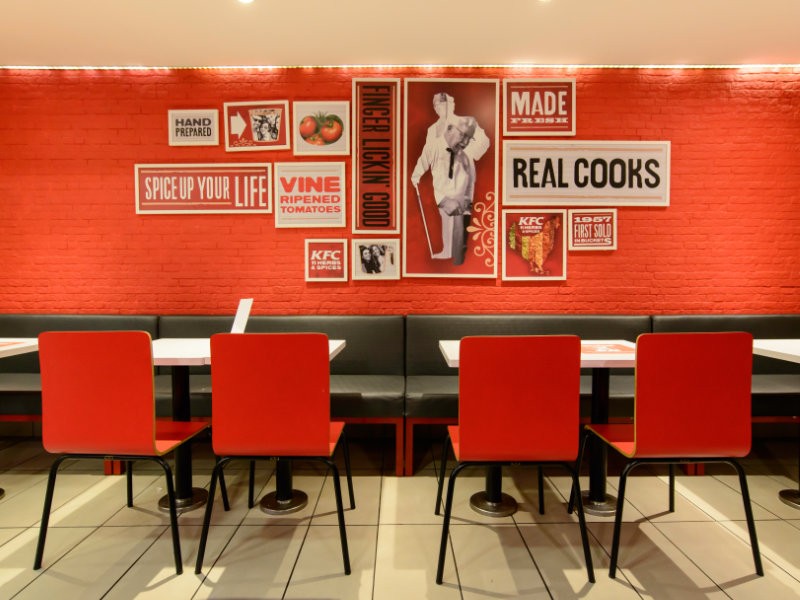 Móveis para franquias: como o mobiliário sustenta a identidade da marca em escala