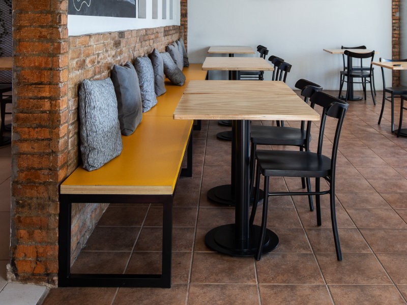 Tendências em mobiliário comercial: o que estará em alta nos espaços de alto fluxo